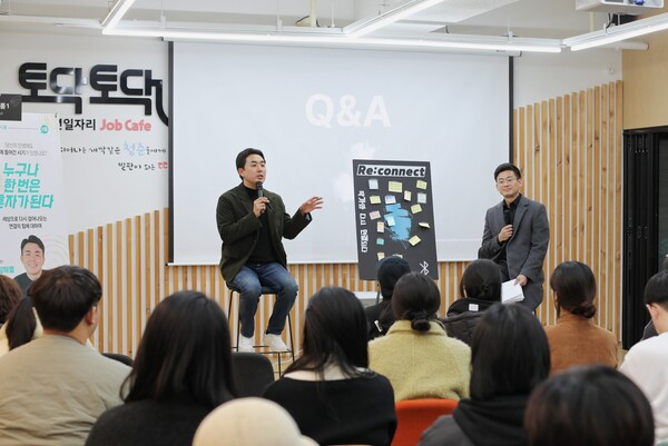 5일 청년일자리 잡 카페에서 열린 행사에서 장재열 작가가 청년들을 대상으로 특강을 하고 있다. (사진제공=광주청년센터)