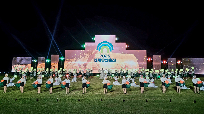 '2025 세계자유산축전-제주 화산섬과 용암동굴'의 개막식이 4일 성산일출봉에서 열렸다. 제주도 
