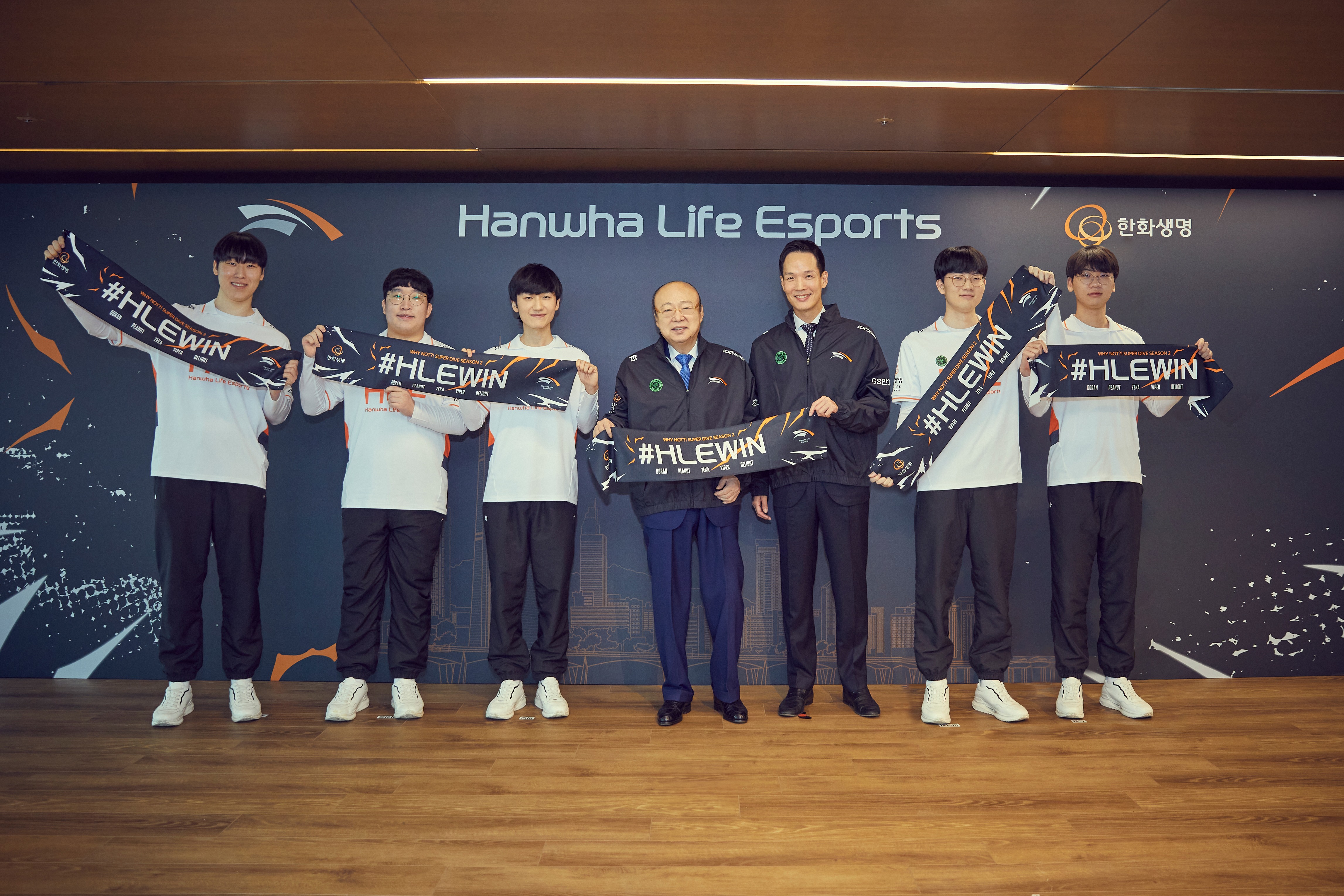 한화그룹 김승연 회장이 'HLE선수단' 선수들과 단체사진을 찍고 있다.