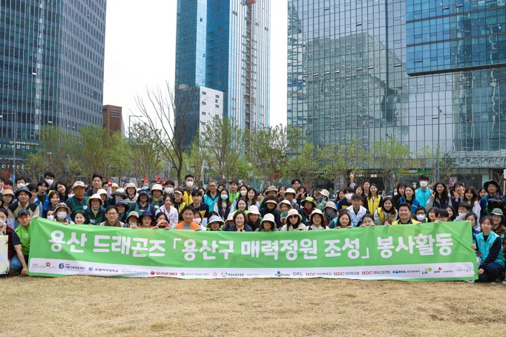 용산 드래곤즈 봉사자들이 용산역 광장 앞 '용산구 매력정원 조성' 봉사활동