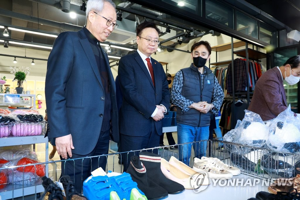 장애인 근로 현장 살펴보는 조규홍 장관