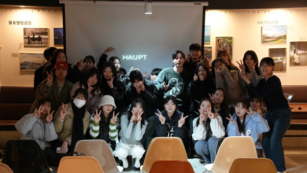 의류, 실내, 인간의 얼굴, 벽이(가) 표시된 사진  AI가 생성한 콘텐츠는 부정확할 수 있습니다.