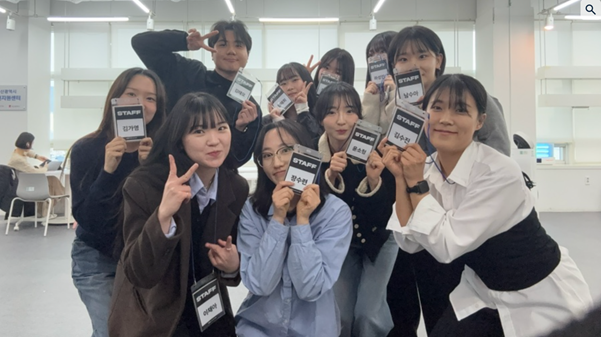 의류, 인간의 얼굴, 사람, 여성이(가) 표시된 사진  AI가 생성한 콘텐츠는 부정확할 수 있습니다.