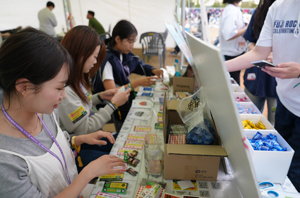 의류, 사람, 인간의 얼굴, 여성이(가) 표시된 사진  AI가 생성한 콘텐츠는 부정확할 수 있습니다.