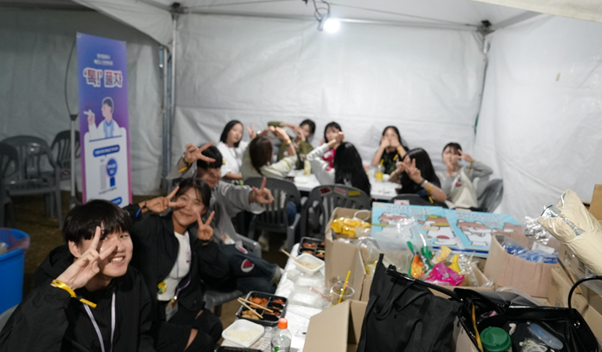 의류, 사람, 인간의 얼굴, 여성이(가) 표시된 사진  AI가 생성한 콘텐츠는 부정확할 수 있습니다.