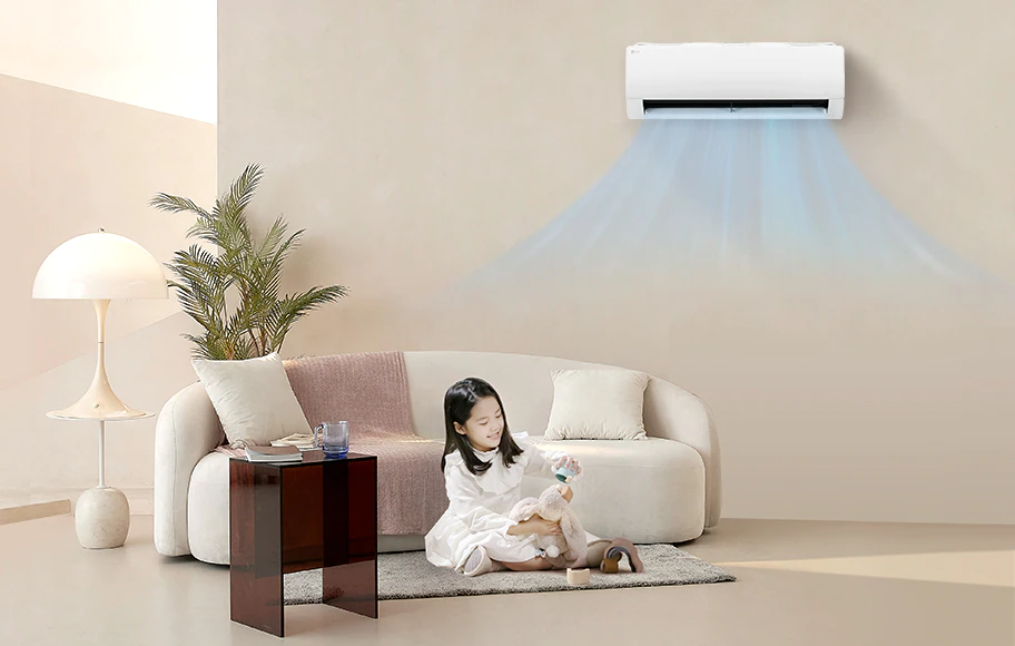 베이지색 쇼파와 스탠드가 있는 거실, 인형을 가진 어린아이와 기류가 나온는 벽걸이 에어컨