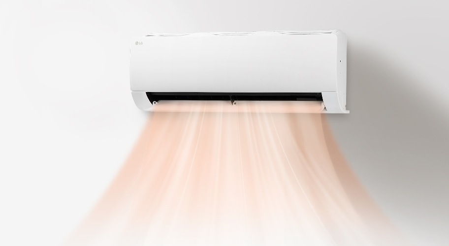 벽에 걸린 벽걸이 에어컨과 붉은 빛의 따뜻한 바람