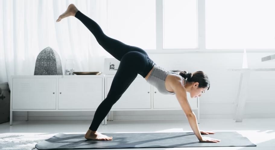 매트 위에서 운동을 하고 있는 여자