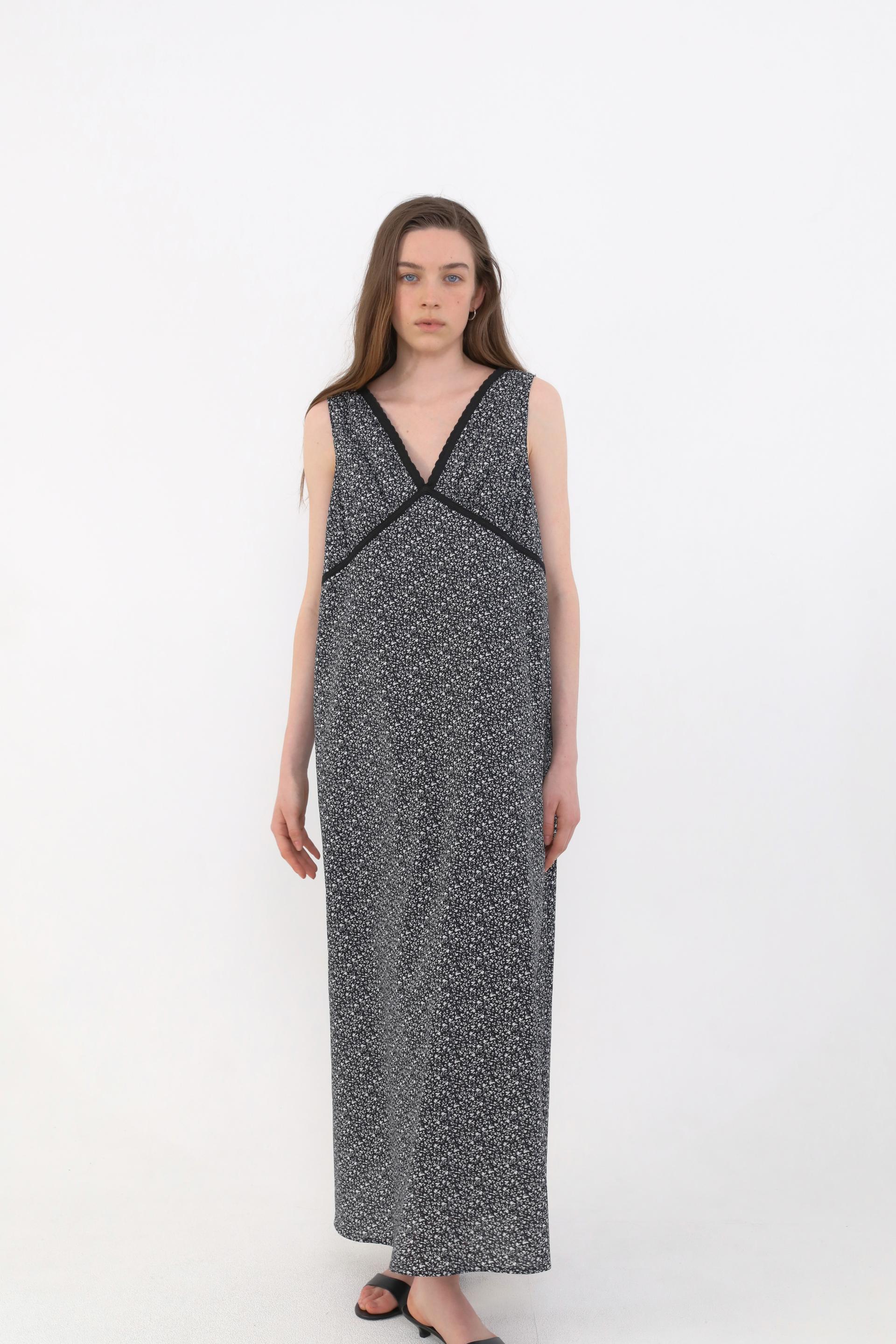 Bloom Point Dress [Black]