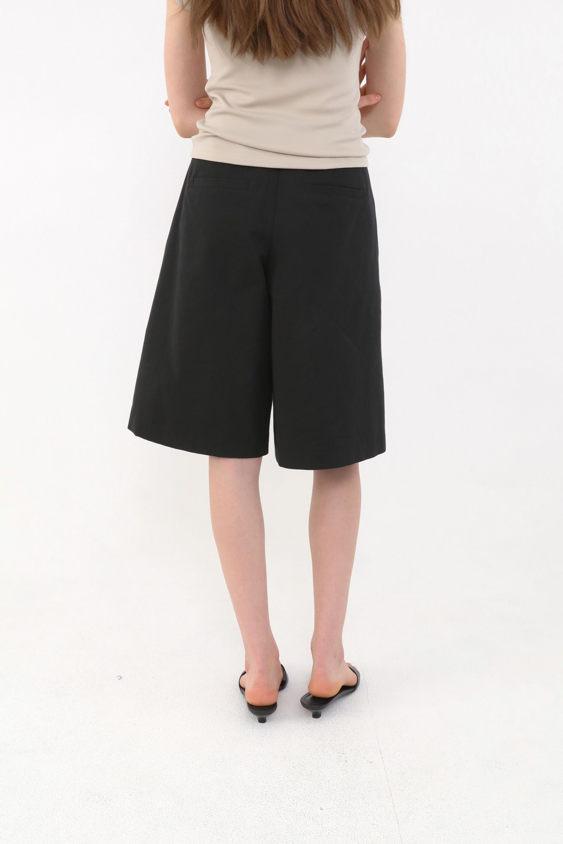 Our Pintuck Bermuda Pants [Black] ( 5/19 이후 순차배송 )