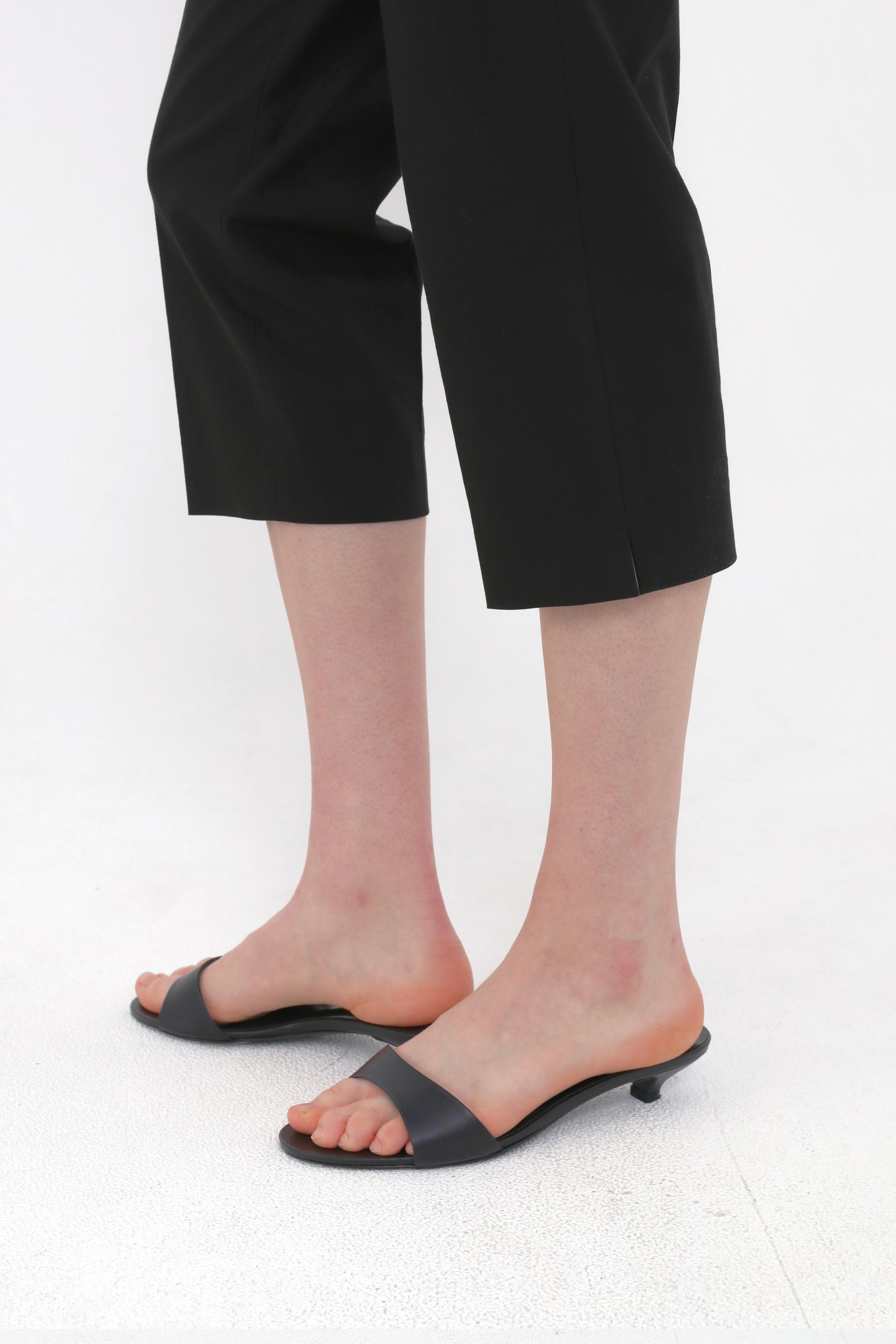 Wonder Linen Capri Slacks [Black]