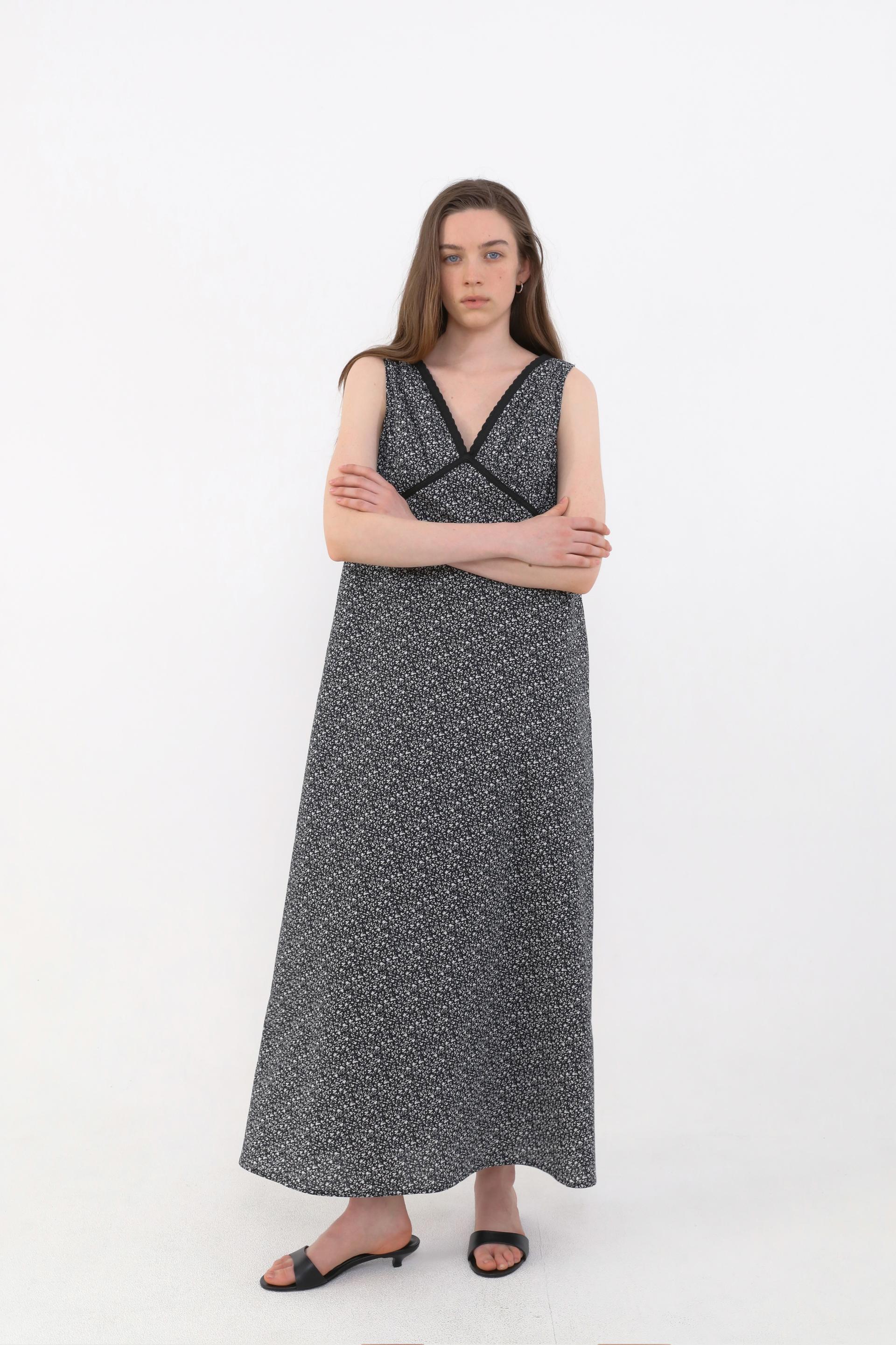Bloom Point Dress [Black]