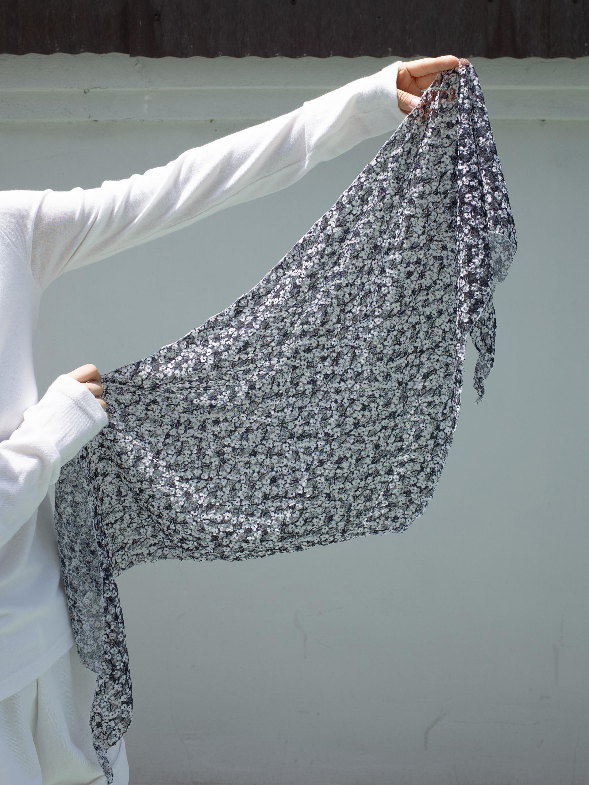 [ONSKA x XYZ] FLORAL PATTERN SCARF (BLACK)