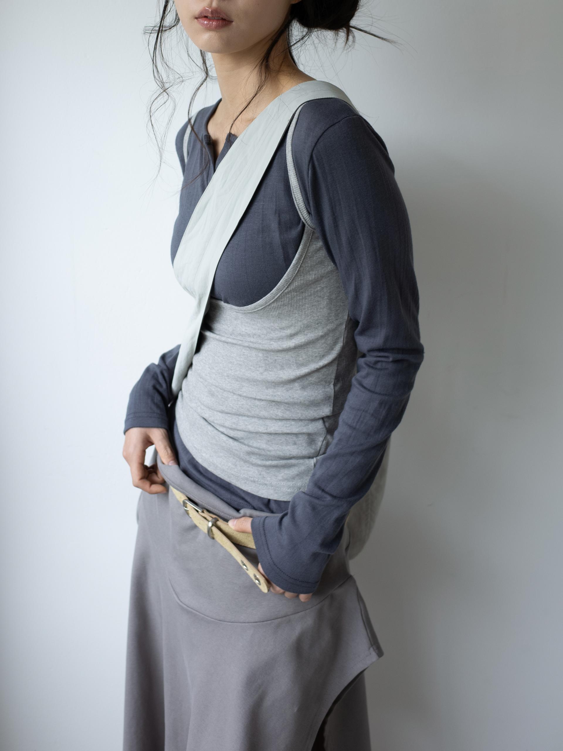 DRAPE TURTLENECK VEST (GREY)