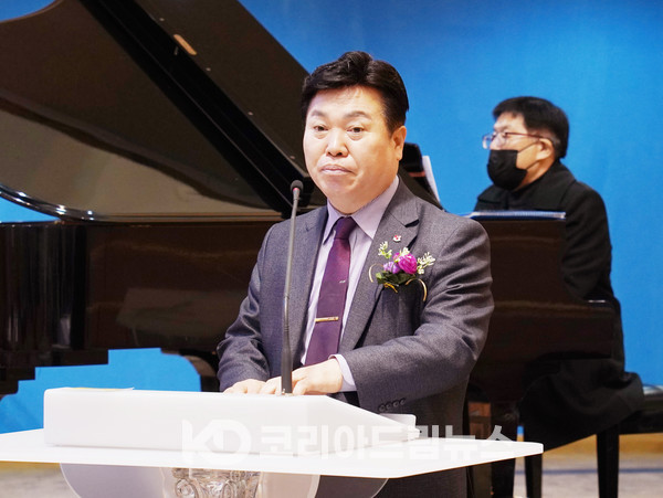 ▲라용주 목사(지구촌사랑의쌀나눔재단 안산2지부 지부장)가 2부 설립 및 발대식 사회로 섬겼다. (사진 = 코리아드림뉴스)