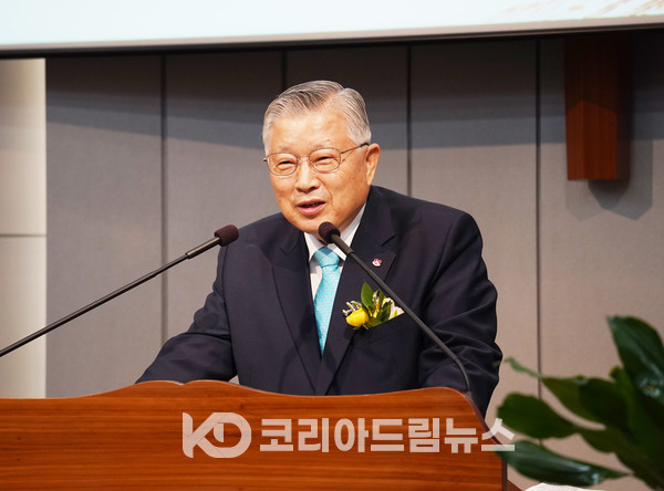 ▲이선구 목사가 ‘지극히 작은 형제’(마 25:31~46)라는 제목으로 설교하고 있다. (사진 = 코리아드림뉴스)
