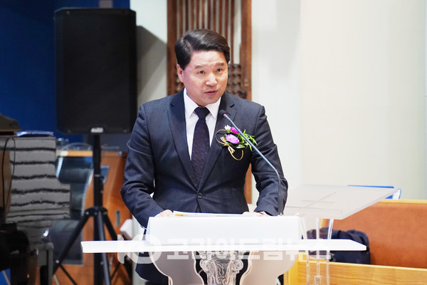 ▲유관열 장로가 광고하고 있다. (사진 = 코리아드림뉴스)