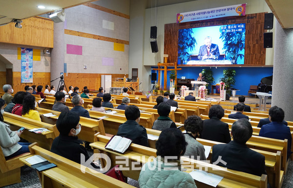 ▲이선구 목사가 마태복음 25장 31절에서 46절 본문으로 ‘양과 염소의 비유’란 제목으로 설교했다. (사진 = 코리아드림뉴스)