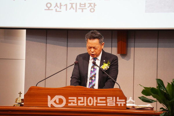 ▲김인식 목사(지구촌사랑의쌀나눔재단 오산1지부장)가 ‘한국교회 회복과 경기도와 남양주 복음화를 위해’ 특별기도를 하고 있다. (사진 = 코리아드림뉴스)