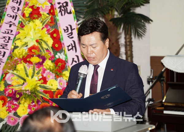 ▲지구촌사랑의쌀나눔재단 안산2지부 지부장 라용주 목사가 2부 설립 및 발대식 사회로 섬겼다. (사진 = 코리아드림뉴스)