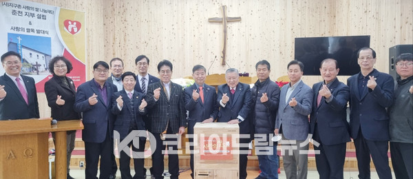 ▲지구촌사랑의쌀나눔재단은 2월 28일 오전 11시 강원도 춘천시 옛경춘로 826 순복음조은교회(담임 오의석 목사)에서 춘천1지부 설립 및 ‘제99호 지구촌 사랑의 쌀독’ 발대식을 했다. 