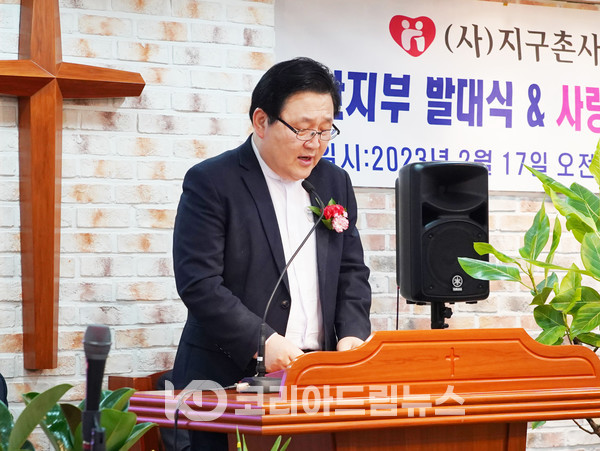 ▲심재근 목사(안산이주민선교연합회 회장)가 봉헌기도하고 있다. (사진 = 코리아드림뉴스)