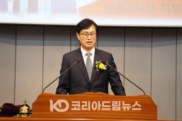 ▲조광진 목사(지구촌사랑의쌀나눔재단 강릉2지부장)가 2부 설립 및 발대식 사회를 보고 있다. (사진 = 코리아드림뉴스)