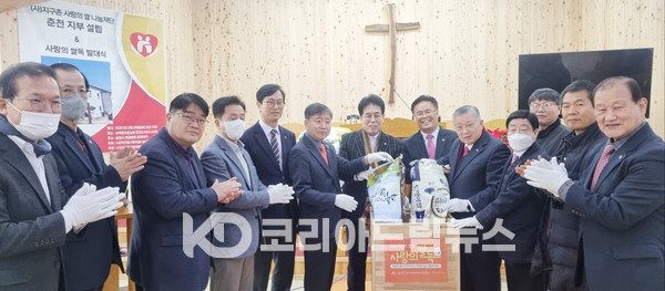 ▲순서자 일동이 '사랑의 쌀독' 채우기를 했다.