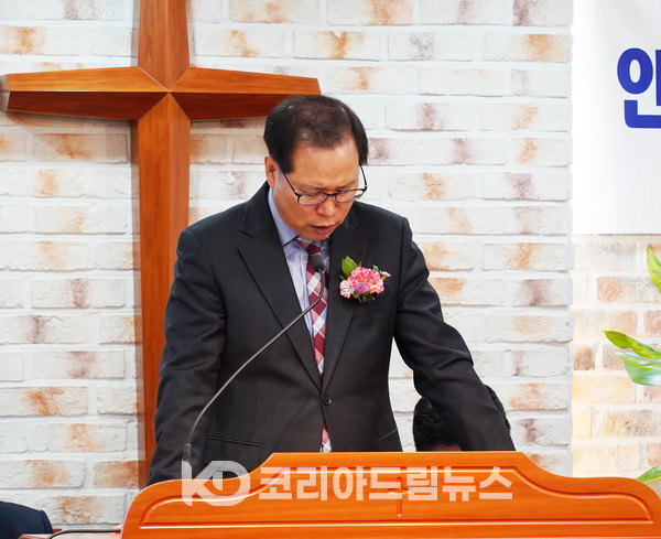 ▲명광현 목사(지구촌사랑의쌀나눔재단 안산1지부 지부장)가 대표기도하고 있다. (사진 = 코리아드림뉴스)