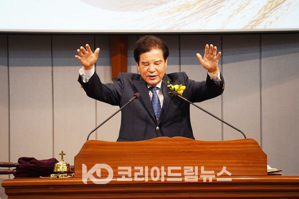 ▲최석우 목사(푸른성교회 담임)가 축도하고 있다. (사진 = 코리아드림뉴스)