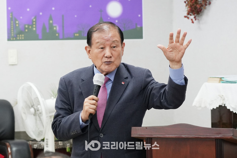 ▲강진문 목사(지구촌 사랑의 쌀독 총괄본부장)의 권면을 하고 있다. (사진 = 코리아드림뉴스)