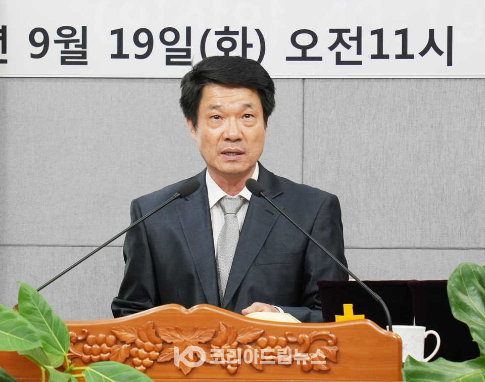 ▲양산2지부 공동지부장 지광선 목사가 1부 예배 사회로 섬겼다. (사진 = 코리아드림뉴스)