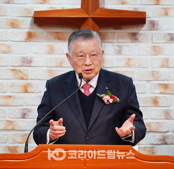 ▲이선구 목사가 ‘양과 염소의 비유’(마 25:31-46)란 제목으로 설교했다. (사진 = 코리아드림뉴스)