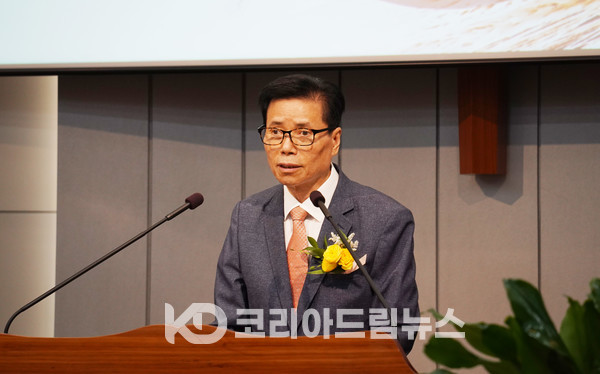 ▲류경수 목사(평강교회 담임)가  성경봉독(마태복음 25:31~46)을 하고 있다. (사진 = 코리아드림뉴스)