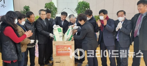 ▲순서자 일동이 '사랑의 쌀독' 채우기를 했다.