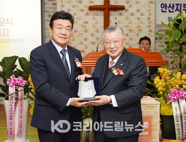 ▲이선구 이사장(오른쪽)이 한인수 장로(왼쪽) 홍보대사 위촉패를 수여했다. (사진 = 코리아드림뉴스)