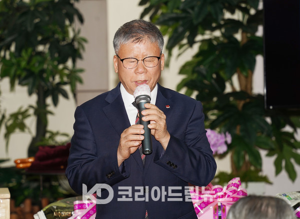 ▲2부 설립 및 발대식에서 사랑의쌀나눔운동본부중앙회 본부장 김병돈 목사가 기도하고 있다. (사진 = 코리아드림뉴스)