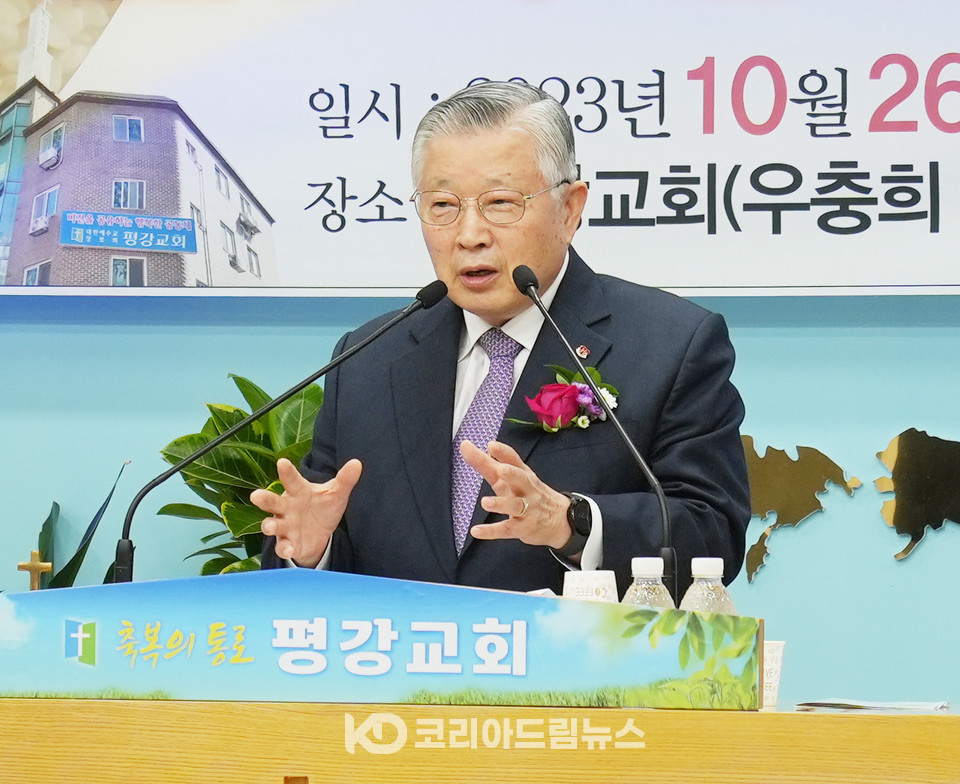 ▲지구촌사랑의쌀나눔재단 이사장 이선구 목사가 ‘나누어 주기를 힘쓰라’(딤전 6:18~19)는 제목으로 설교하고 있다. (사진 = 코리아드림뉴스)
