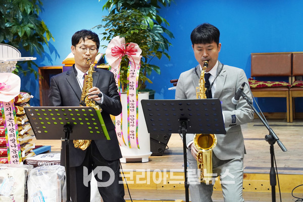 ▲카리스색소폰듀엣이 축하연주를 했다. (사진 = 코리아드림뉴스)