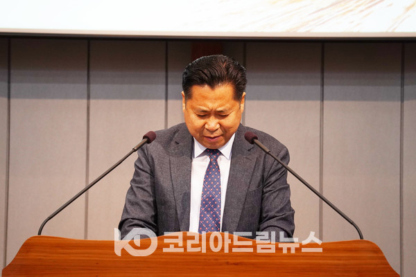 ▲이병현 목사(보람교회 담임)의 대표기도하고 있다. (사진 = 코리아드림뉴스)