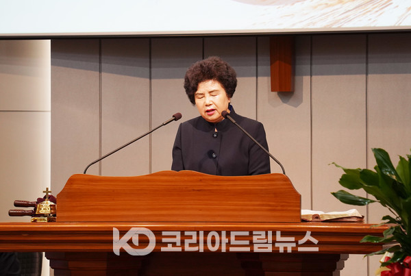 ▲남정은 목사(영광교회 담임)가 봉헌기도하고 있다. (사진 = 코리아드림뉴스)
