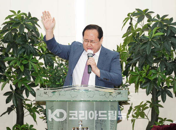 ▲예장백석 안양노회 증경노회장 정진우 목사가 축도하고 있다. (사진 = 코리아드림뉴스)