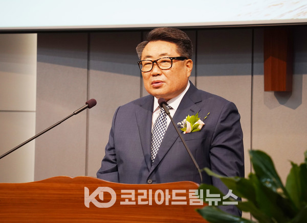 ▲김동욱 목사(지구촌사랑의쌀나눔재단 남양주4지부장)이 인사말을 전하고 있다. (사진 = 코리아드림뉴스)