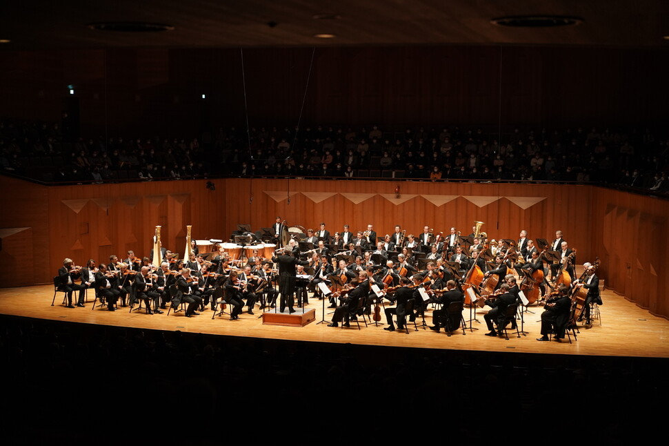 빈 필하모닉 오케스트라가 지난 3일 서울 예술의전당에서 공연하는 장면. 지휘자 프란츠 벨저뫼스트는 이태원 참사 희생자를 추모하며 바흐의 ‘지(G) 선상의 아리아’를 먼저 연주했다. 더블유씨엔(WCN) 제공