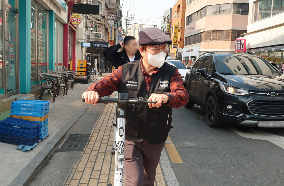 송파시니어클럽 소속 근로자가 스윙 킥보드를 올바른 주차구역으로 이동 중인 모습 송파시니어클럽 소속 근로자가 스윙 킥보드를 올바른 주차구역으로 이동 중인 모습