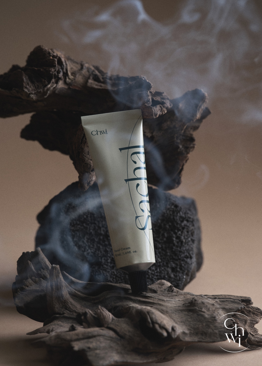 CHWI 핸드크림, 가벼운 제형과 자연 성분으로 빠르게 흡수되어 촉촉한 손 피부를 유지합니다.