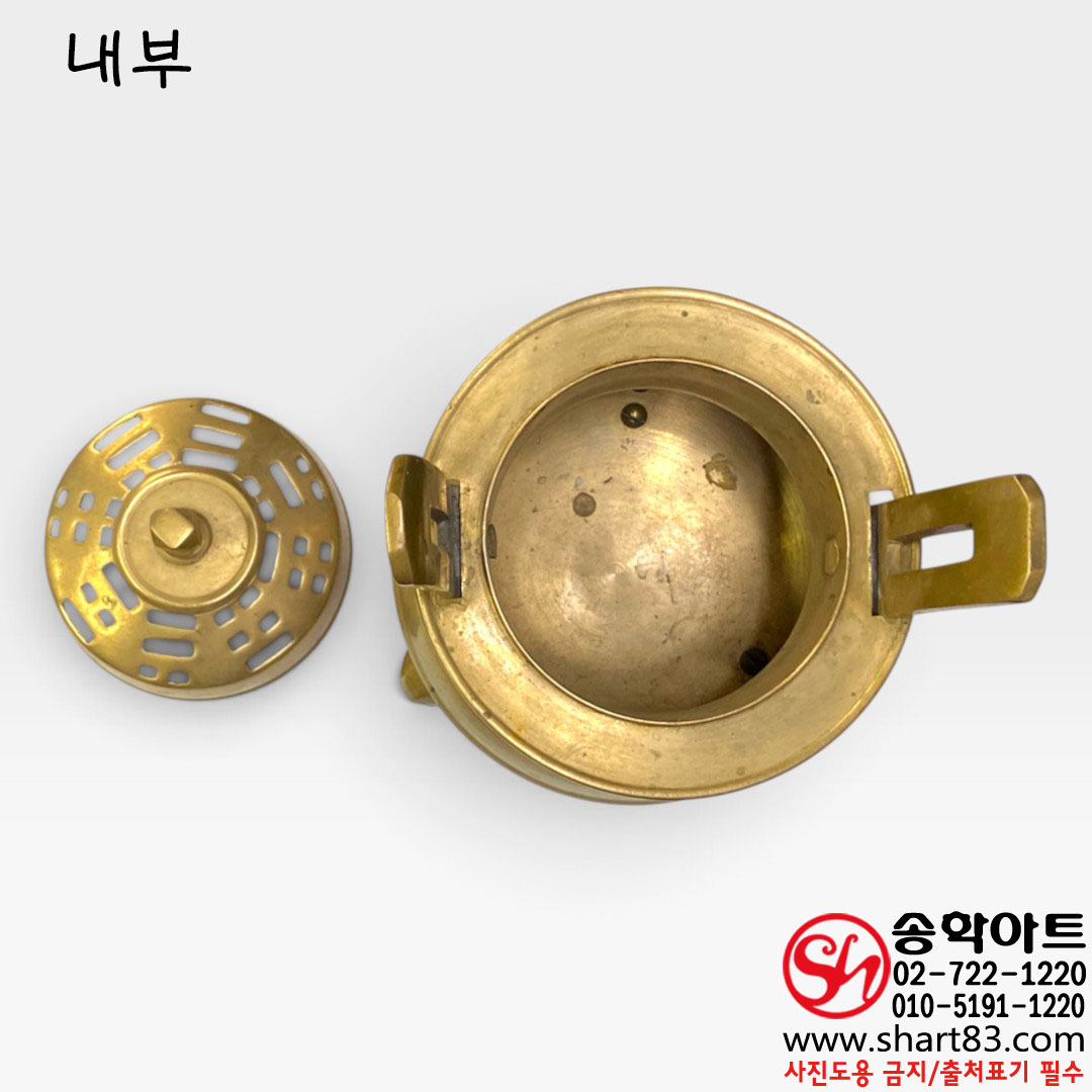 옛날 투각 팔괘문 삼족향로 일제강점기 후기~광복 전후(ca. 1930s–1950s) 신주·놋쇠 계열 동합금 황동향로 빈티지 엔틱 전통 제기