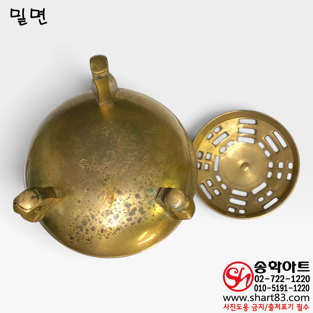 옛날 투각 팔괘문 삼족향로 일제강점기 후기~광복 전후(ca. 1930s–1950s) 신주·놋쇠 계열 동합금 황동향로 빈티지 엔틱 전통 제기