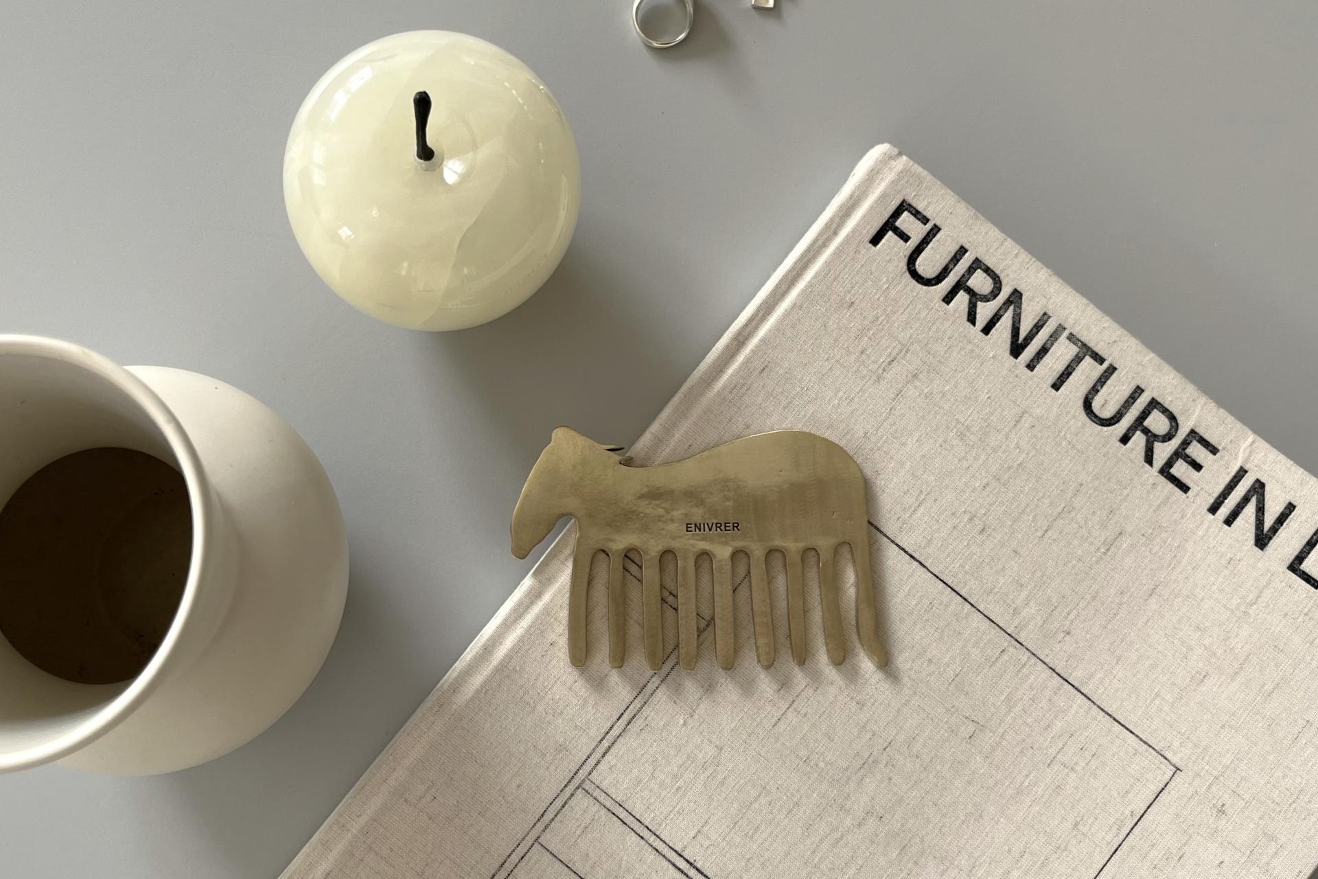 red horse brush