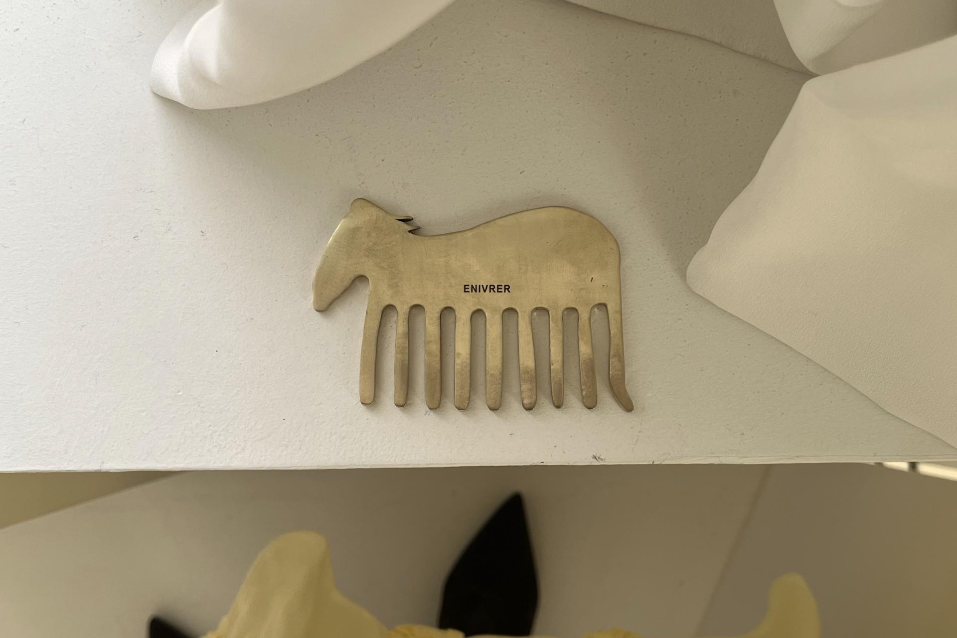 red horse brush